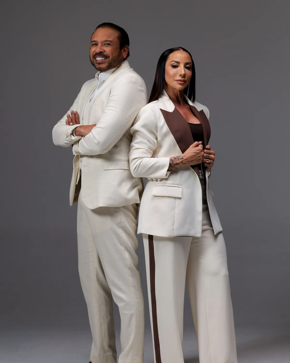 Thattianny e o Dr. Ribamar Cruz, de terno claro, em estúdio.