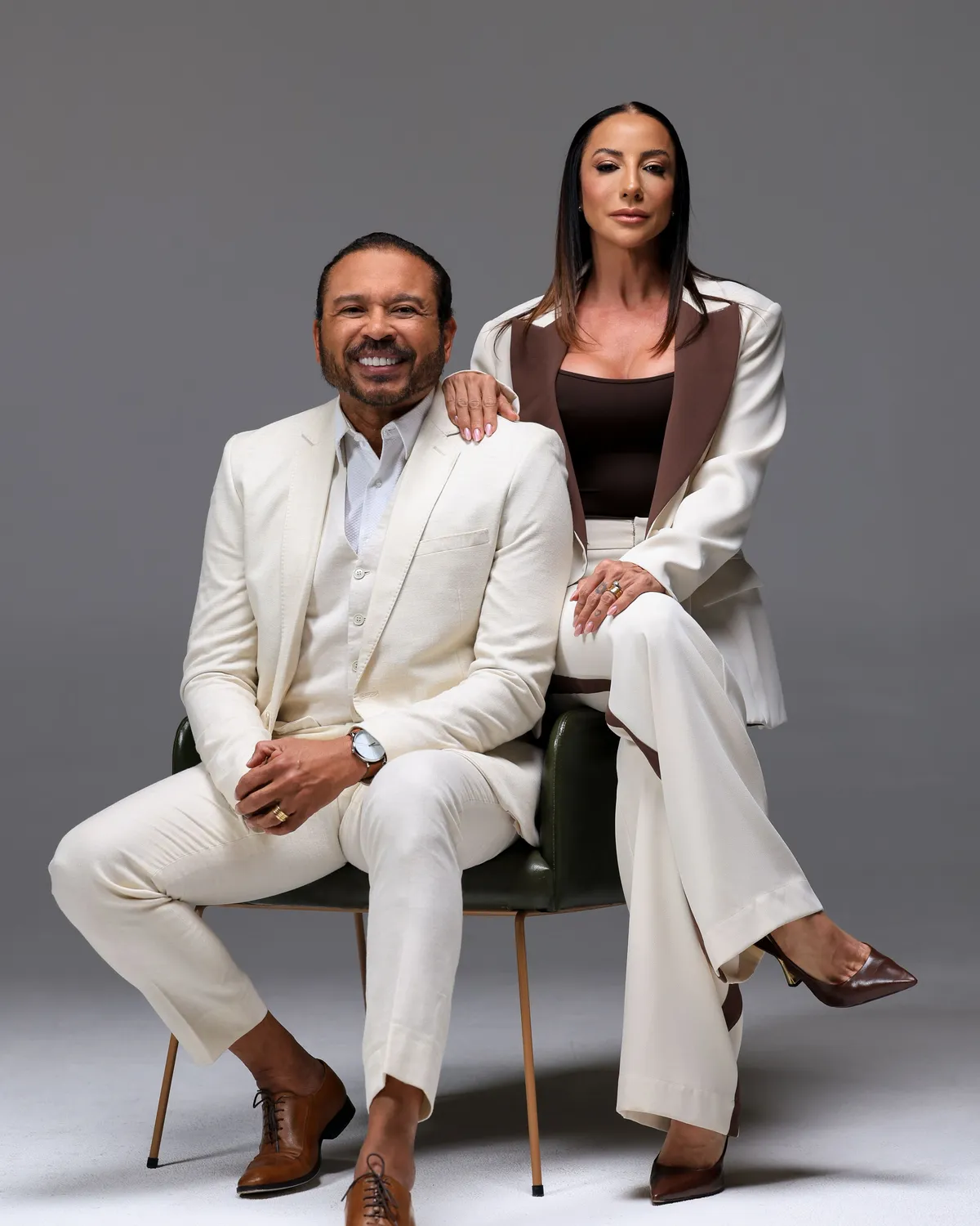 Dr. Ribamar Cruz e Thattianny, de terno claro, em estúdio.